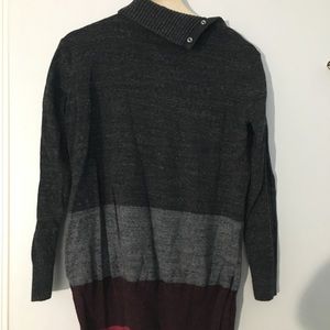Gap gray and maroon turtleneck sweater